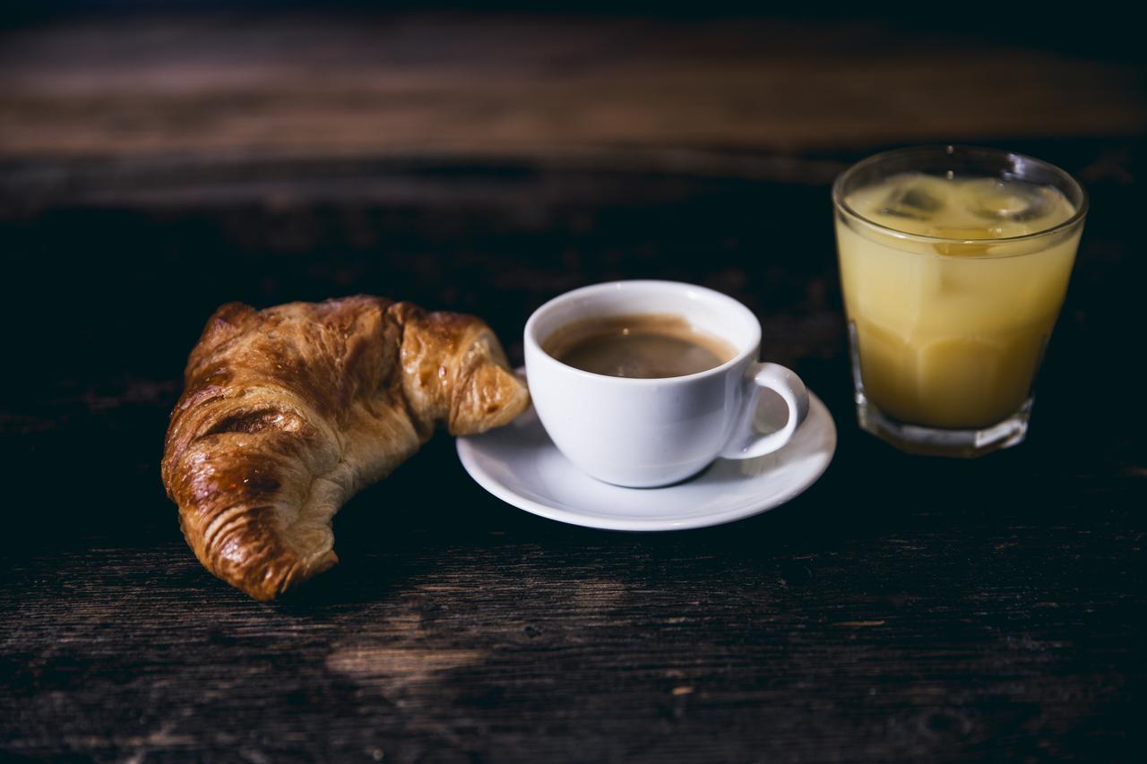 巴黎Generator旅舍旅舍 外观 照片 Croissant and coffee